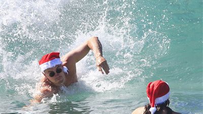 الأستراليون يحتفلون بالكريسماس بطريقة جديدة (صور)