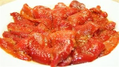 بالفيديو.. طريقة بسيطة لتخليل الفلفل الأحمر الحلو