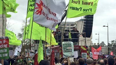 بالفيديو والصور .. مظاهرات في لندن للمطالبة بالحفاظ على المناخ