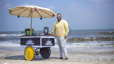 «بتاع هدوم».. عربة خشبية أوصلت شابا بورسعيديا إلى حلمه (صور)