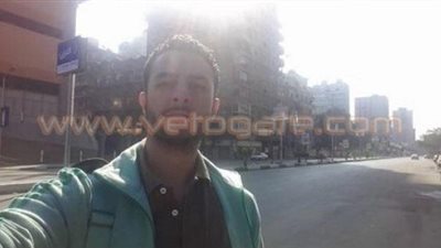 «سيلفي» ساخر لـ«أحمد الفيشاوي»: «أنا واقف مستني الإخوان»