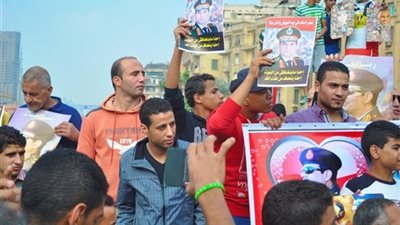 مؤيدون للسيسي يوزعون «زهور ورد» على ضباط الجيش