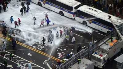 الشرطة الفرنسية تطلق قنابل الغاز على متظاهرين في باريس