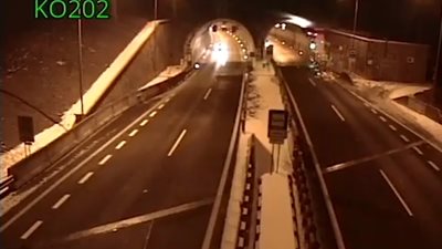 النعاس يعرض حياة عجوز لحادث مروري (فيديو)