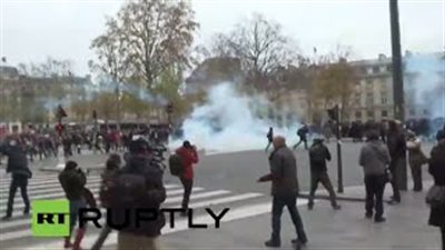 بالفيديو والصور.. اشتباكات بين المتظاهرين والشرطة في باريس