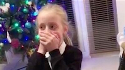 أم تفاجئ ابنتيها بهدية غير متوقعة بمناسبة الكريسماس (صور)