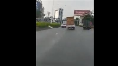 لحظة انقلاب سيارة بحمولة أخشاب في منتصف الطريق (فيديو)