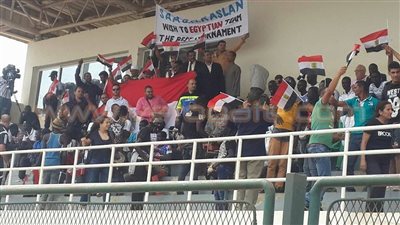 بالصور.. الجالية المصرية تؤازر المنتخب الأوليمبي أمام الجزائر