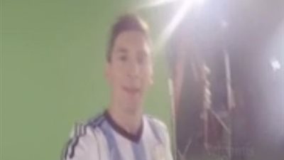 بالفيديو.. ميسي يستعرض مهاراته بكاميرا في رأسه