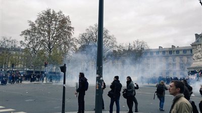 بالفيديو والصور.. الشرطة تستخدم رذاذ الفلفل لتفريق المتظاهرين في باريس