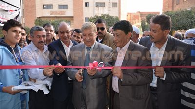 بالصور.. محافظ الإسماعيلية يفتتح أول منفذ للسلع الاستهلاكية بالتل الكبير