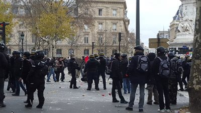 بالفيديو والصور.. الشرطة الفرنسية تطلق الغاز وتعتقل 100 متظاهر بباريس