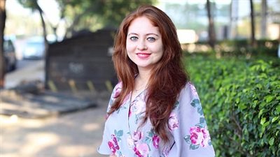 هندية تشكك في نسبها بسبب لون بشرتها (صور)