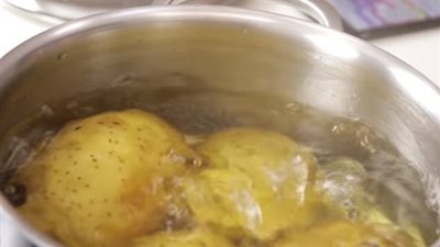 خدعة جديدة لتقشير البطاطس في ثوان (فيديو وصور )