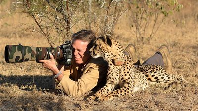 فضول الحيوانات يدفعهم لتفحص المصورين بشكل لا يصدق