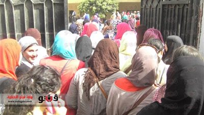تكدس أولياء أمور طلاب الثانوية أمام لجنة مدرسة الجيزة