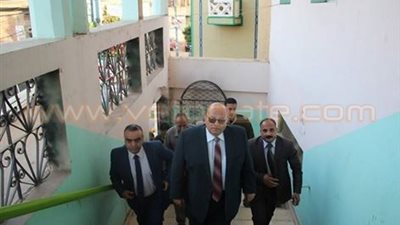 بالصور.. محافظ الدقهلية يقدم واجب العزاء لأسرة شهيد كمين الجيزة