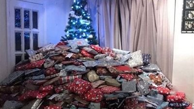 انتقادات لامرأة قدمت جبلا من هدايا الكريسماس لأبنائها (صور)