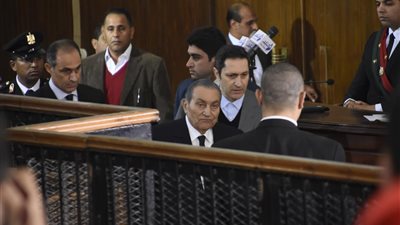 مبارك يرفض الشهادة في محاكمة مرسي بـ«اقتحام السجون»: «عايز إذن»