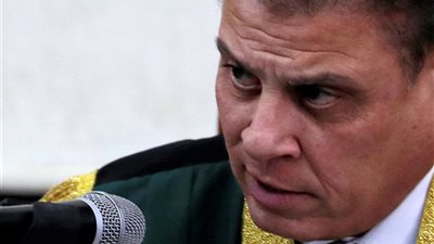 قاضي «اقتحام السجون» لمبارك: أحقق إزاي في القضية وأنت رافض تتكلم
