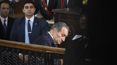 مبارك لمحكمة «اقتحام السجون»: 800 شخص تسللوا من الحدود