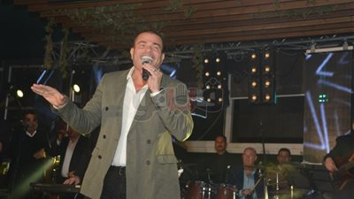 عمرو دياب يتألق في أقوى حفلات الكريسماس بحضور نجوم الفن (صور)