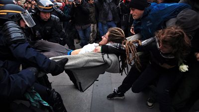 بالفيديو والصور.. «أحد الغضب» في باريس والشرطة تسحل المتظاهرين