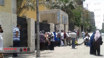 بالصور.. تجمهر أولياء أمور طلاب الثانوية العامة أمام مدرسة 