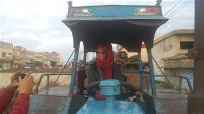 «الشقا مالوش سن».. ندى طالبة الإعدادية تقود جرارا زراعيا لمساعدة أسرتها