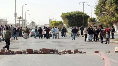 سائقو الشاحنات يقطعون الطريق الدولي 