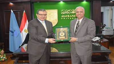 سعفان والكردي يتبادلان درعي «القوى العاملة» وجامعة الإسكندرية