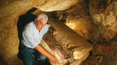 صحيفة بريطانية تزعم: لعنة الفراعنة لاحقت زاهي حواس قبل أعوام (صور)