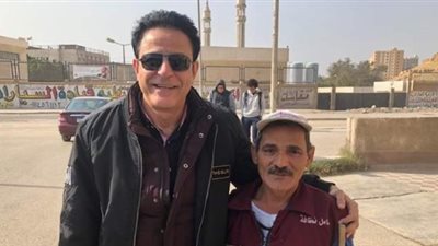 نائب محافظ القاهرة يكرم عامل نظافة بزهراء المعادى