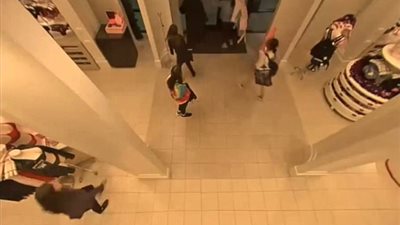 عصابة نساء تسرق ملابس داخلية بـ 1500 دولار (فيديو وصور)