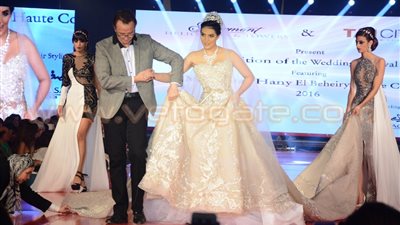 بالصور.. حورية فرغلى تسقط على المسرح في حفل «أزياء هانى البحيري»