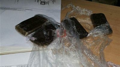 إحباط محاولة تهريب 4 قطع حشيش داخل «بطانة جاكت» في مطار القاهرة (صور)