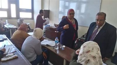 عميدة ألسن عين شمس تتفقد سير الامتحانات في أول أيامها