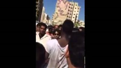 بالفيديو..لحظة القبض على أفريقي سرق 300 ألف ريـال من صيدلية بجدة