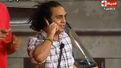 بالفيديو.. مكالمة ساخرة لـ «أسامة منير» في «تياترو مصر»