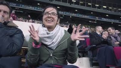 نادي برشلونة يحقق حلم لاجئة سورية بلقاء نجوم الفريق (فيديو)