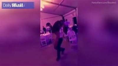 سقوط محرج لشاب حاول حمل فتاة في حفل زفاف (فيديو وصور)