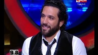 بالفيديو.. مذيعة الحياة تحرج حسن الرداد: «مين أجمل يسرا اللوزي أو حورية فرغلي»