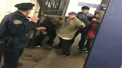تكريم شرطي أمريكي يعتدي على ركاب مترو مخمورين بالضرب (فيديو)