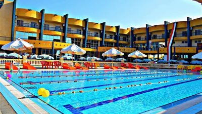 محافظ بورسعيد يفتتح نادي المعلمين الجديد ويكرم المحالين للمعاش (صور)