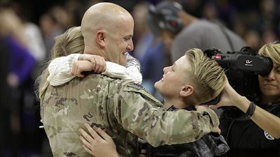 لم شمل طفلين مع والدهما بمباراة كرة سلة (صور)