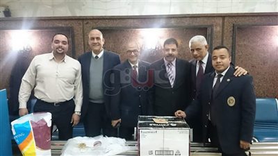 ضبط راكب حاول تهريب هواتف محمولة بمطار القاهرة (صور)