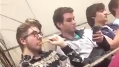 فتاة تصور أغرب ما أحضره شاب لأداء الامتحان (فيديو)