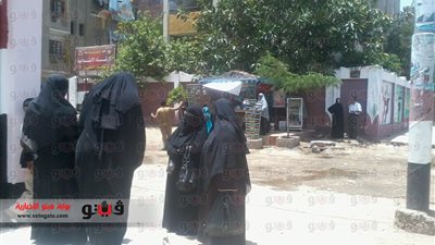 مشادات بين أولياء الأمور والمراقبين أمام لجان الدقهلية