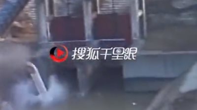 لحظة إنقاذ سائق سقط بسيارته في مياه نهر (فيديو)