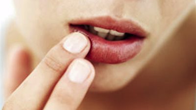 4 حلول من الطبيعة للاستمتاع بشفاة ناعمة طوال الشتاء